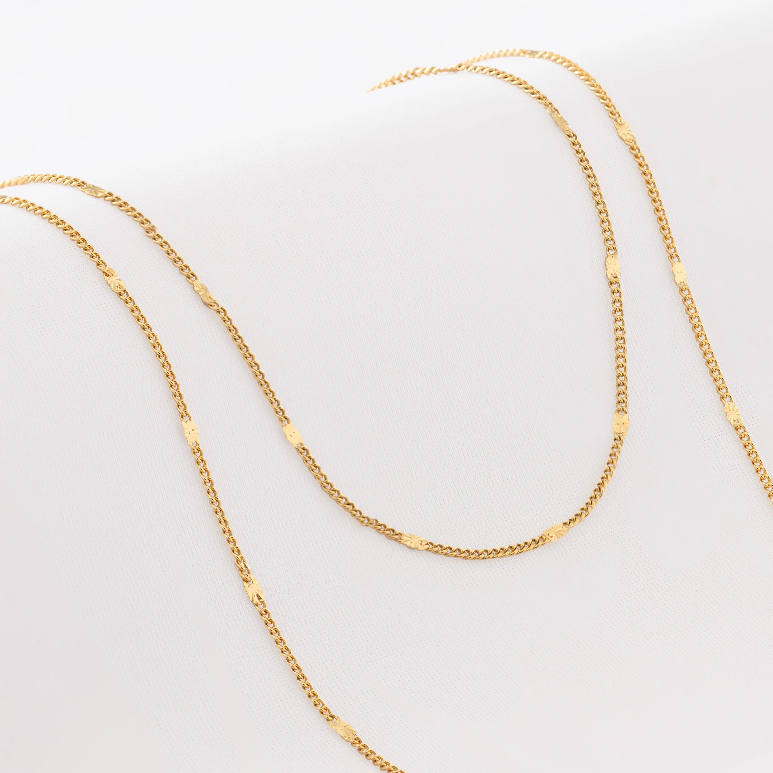 Cadena Cubana con Destellos 45 cm en Oro Laminado 18k | Qurimaki Cadena Cubana con Destellos 45 cm en Oro Laminado 18k | Qurimaki