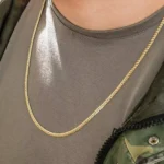 Brillo intenso y actitud serpentina. La Cadena Serpiente de 4 mm y 65 cm es una joya que no pasa desapercibida. Su diseño plano y ondulante refleja la luz con un efecto espejo que envuelve tu cuello con fuerza y distinción. El grosor de 4 mm le da carácter, mientras que su acabado en oro laminado de 18k asegura un estilo duradero, resistente y lleno de presencia. Ideal para usar sola como pieza protagonista o para llevar con dijes minimalistas. 🐍 Una cadena para mujeres y hombres que pisan fuerte y brillan sin miedo.