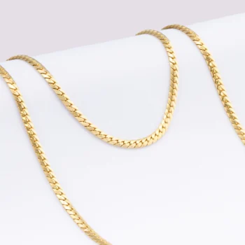 Brillo intenso y actitud serpentina. La Cadena Serpiente de 4 mm y 65 cm es una joya que no pasa desapercibida. Su diseño plano y ondulante refleja la luz con un efecto espejo que envuelve tu cuello con fuerza y distinción. El grosor de 4 mm le da carácter, mientras que su acabado en oro laminado de 18k asegura un estilo duradero, resistente y lleno de presencia. Ideal para usar sola como pieza protagonista o para llevar con dijes minimalistas. 🐍 Una cadena para mujeres y hombres que pisan fuerte y brillan sin miedo.