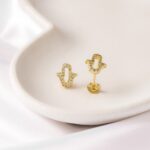 ✨ Arete Mano Hamsa con Circonias en Oro Laminado de 18k | Qurimaki
