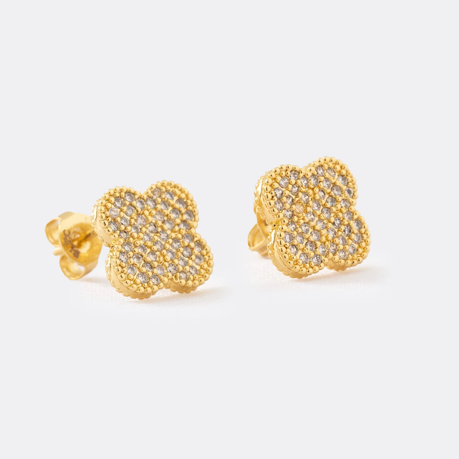 Aretes Clover con Circonia de 1.1 cm en Oro Laminado de 18k | Qurimaki Aretes Clover con Circonia de 1.1 cm en Oro Laminado de 18k | Qurimaki